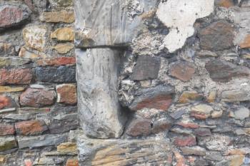 Armování 6. brány, o spodní kvádr se brousily meče (© Jan Večeřa, 05/2015)