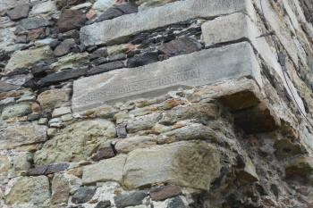 "Tajemný" nápis z 15. století, který zní: SIGNAT THAU POSTES DEITAS EXT´REAT HOSTES, v překladu Bůh nechť zastraší nepřátele (© Jan Večeřa, 05/2015)