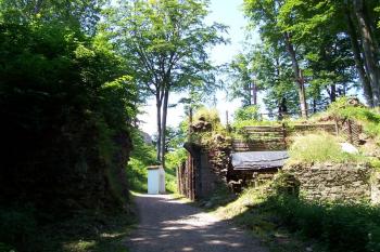 Potštejn - přístupová cesta k hradu s křížovou cestou (© Ivo Rozehnal, 07/2010)