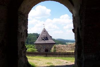 Potštejn - pohled pernštejnskou branou (© Ivo Rozehnal, 07/2010)