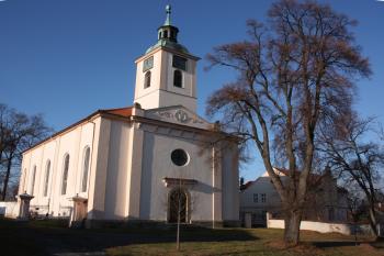 Kostel a fara od jihovýchodu ( © Ivan Grisa 12/2009)