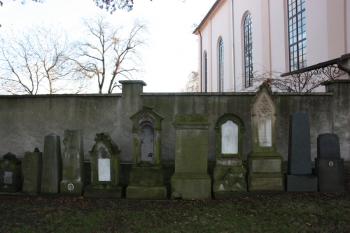 Hřbitov: lapidárium náhrobků u východní zdi ( © Ivan Grisa 12/2009)