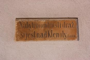 Dům jižně od kostela: deska s biblickým citátem ( © Ivan Grisa 12/2009)