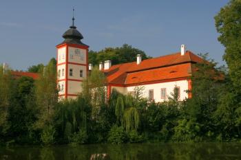 Západní (vstupní) křídlo zámku s věží ( © Filip Matoušek 07/2006)