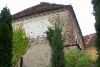 severozápadní nároží původní tvrze ( © Milan Caha 07/2008)