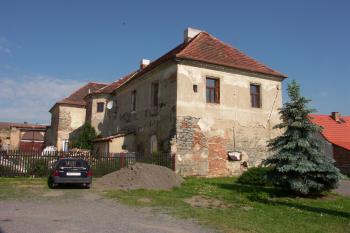tvrz od východu ( © Milan Caha 04/2008)