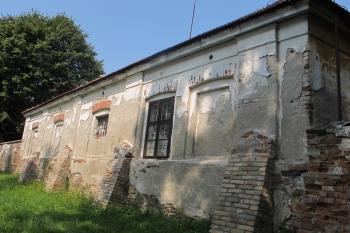 Jižní strana barokní sýpky (© Dušan Dohňanský 07/2019)
