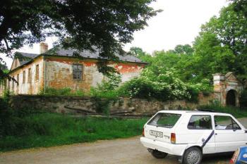 celkový pohled na hlavní budovu zámku a vjezd do zámeckého areálu ( © Ondřej Štěpánek 06/2006)