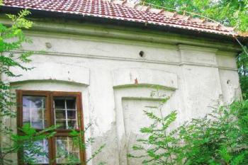 vnější strana hospodářské budovy zámku ( © Ondřej Štěpánek 06/2006)