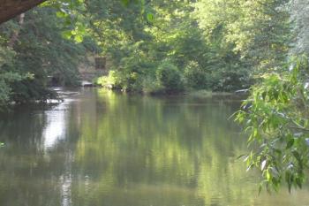 mlýnský náhon potoka Steklá, po levé straně v pozadí se nachází zámek ( © Ondřej Štěpánek 06/2006)