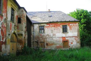 nádvorní strana zámku s hlavím vstupem a východním křídlem ( © Ondřej Štěpánek 06/2006)