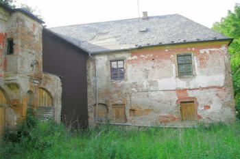 nadvorní strana zámku se zajímavým architektonickým prvkem-arkýřem u vchodvých dveří ( © Ondřej Štěpánek 06/2006)