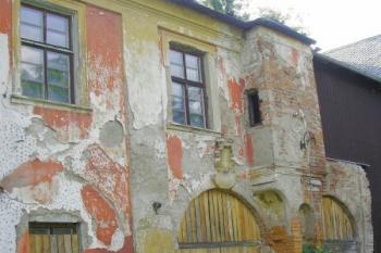 hlavní vchod do hlavní budovy zámku s arkýřem ( © Ondřej Štěpánek 06/2006)