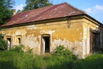 vnitřní strana hospodářské budovy ( © Ondřej Štěpánek 06/2006)