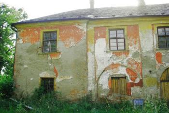 nádvorní strana zámku  s patrnými okenními výklenky ( © Ondřej Štěpánek 06/2006)