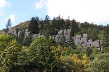 pohled na Čertovy skály od silnice ( © Jan P. Štěpánek 10/2007)