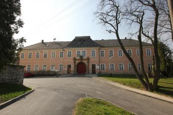 Dnes je v zámku obecní úřad a restaurace  (© Luděk Vláčil, 04/2015)