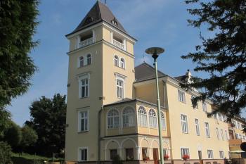 Původní zámek - věž připojena k původnímu traktu ( © Dušan Dohňanský 08/2019)