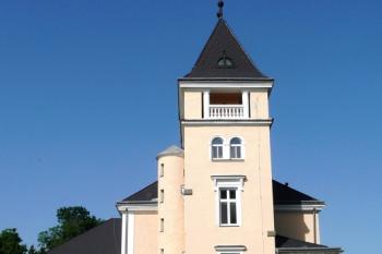jižní průčelí zámku s věží ( © Jan P. Štěpánek 06/2008)