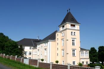 pohled na účelově využitý zámek od jihozápadu ( © Jan P. Štěpánek 06/2008)