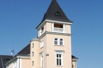 pohled na jižní část zámku s věží od jihozápadu ( © Jan P. Štěpánek 06/2008)