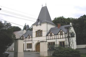 příjezdová brána ( © Ondřej Štěpánek 06/2006)