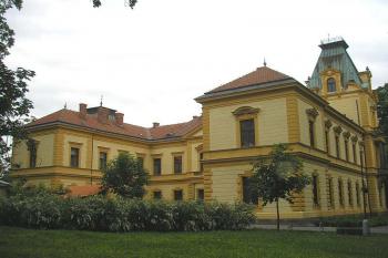 celkový pohled na zámecké budovy ( © Ondřej Štěpánek 06/2006)