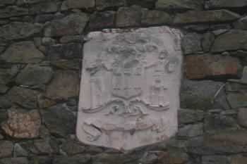 erb rodiny Skene na romantické zřícenině v parku ( © Ondřej Štěpánek 06/2006)