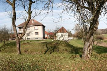 pohled na tvrziště od jihu ( © Pavel Zany Komárek 5.11. 2008)