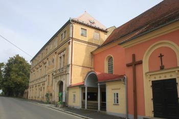 Čelo zámku z boku (© Martin Kabeláč, 09/2010)
