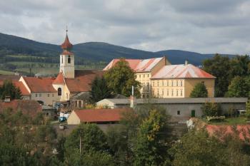 Pohled na zámek zezadu (© Martin Kabeláč, 09/2010)