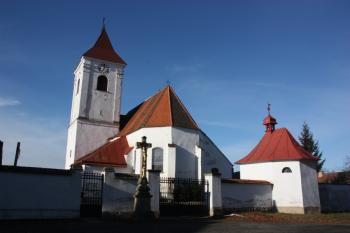Kostelní areál od jihovýchodu, vpravo kaple sv. Barbory ( © Ivan Grisa 12/2009)