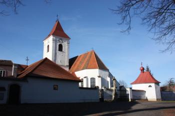 Kostelní areál od jihovýchodu ( © Ivan Grisa 12/2009)