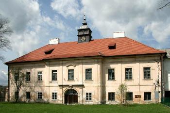 Hlavní průčelí ( © Luděk Pitter 05/2006)