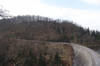 Pohled z Vildštejna na Oheb ( © Roman Řezáč 04/2005)