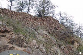 Nejlépe zachovaný a dobře viditelný zbytek zdí na jihozápadě nad mostem ( © Roman Řezáč 04/2005)