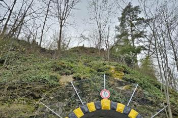 Východní ústí silničního tunelu ve skalisku pod hradem (© Jan P. Štěpánek  04/2024)
