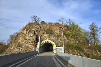 Celkový pohled na skalisko s hradem od západu z tělesa hráze Seč (© Jan P. Štěpánek  04/2024)