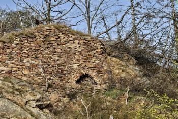 Detail záklenku odlehčovací klenby v obvodové hradbě na jihozápadě (© Jan P. Štěpánek  04/2024)