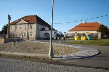 pohled z náměstí na bránu a zámek (zcela vpravo) (© Petr Pospíšil, 04/2015)