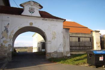 vstupní brána - pohled z jihu (© Petr Pospíšil, 04/2015)