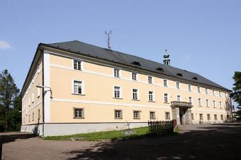 Hlavní průčelí ( © Luděk Pitter 05/2007)