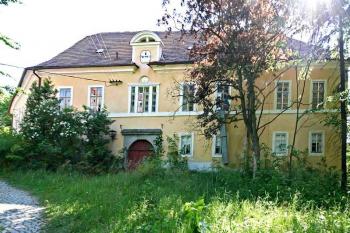 Hlavní průčelí ( © Luděk Pitter 05/2007)