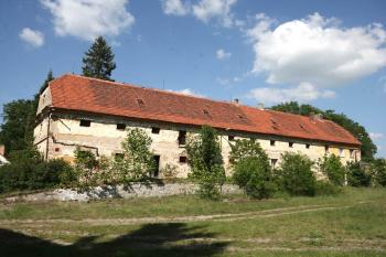 Hospodářská budova ( © Luděk Pitter 05/2007)
