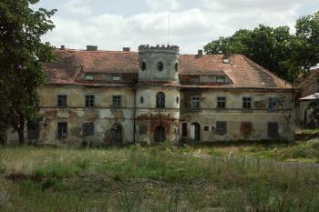 průčelí zámku od návsi ( © Milan Caha 07/2007)