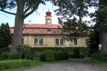 hlavní průčelí (© Stanislav Drda 06/2006)