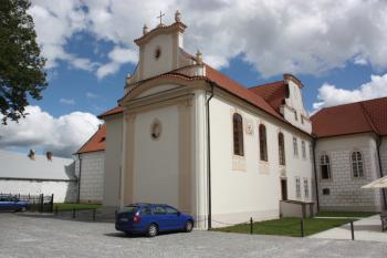 Nádvoří s kaplí od severozápadu ( © Ivan Grisa 08/2011)