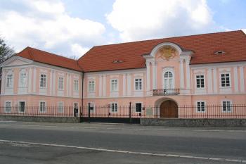 Průčelí zámku (© mystik, 05/2008)