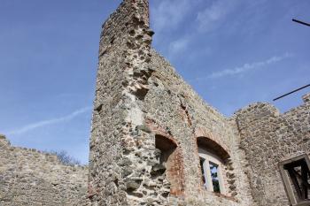 Nově opravené a dostavěná stěna paláce ( © Luděk Vláčil 03/2017)