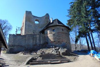 Původně kruhová, později polygonální bašta zasazena do sv. parkánového rohu (© Dušan Dohňanský  03/2022)